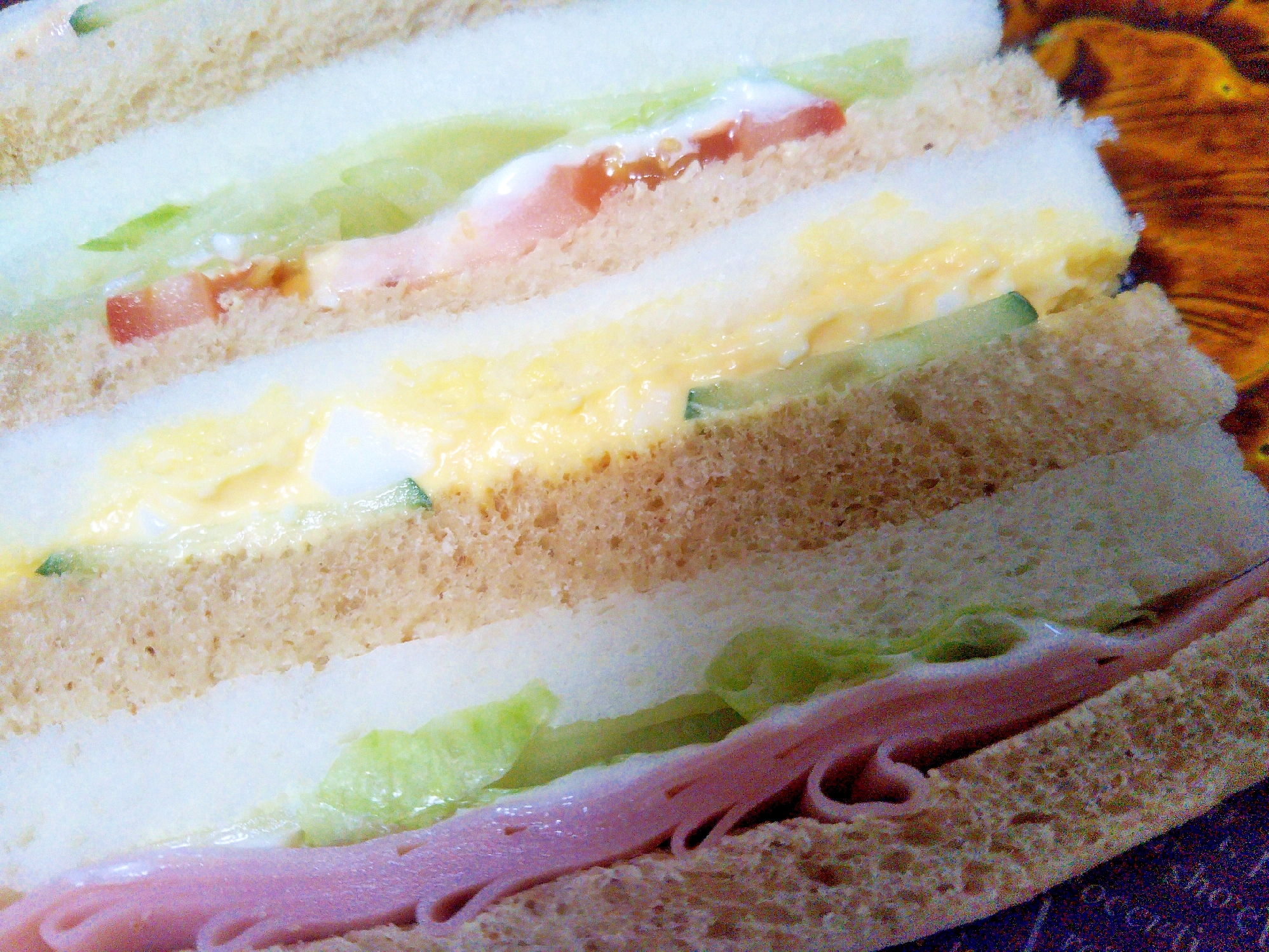 たまごサラダやハムレタスを挟んだサンドイッチ