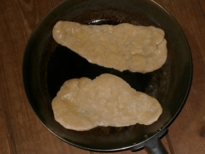 主食がない。小麦粉だけでできるなんて最高。焼き方が難しく、硬くなってしまいましたが、美味しかったです。