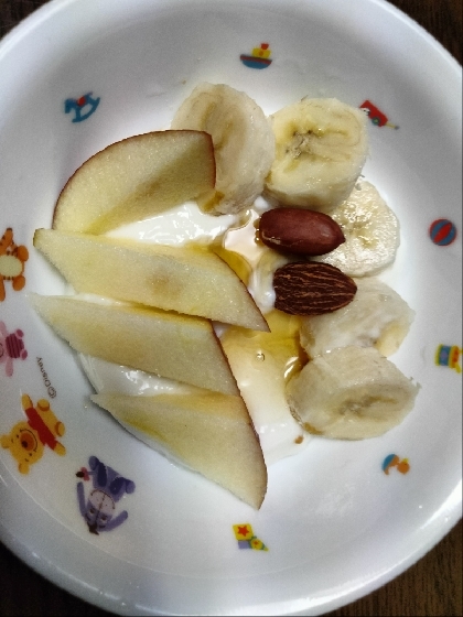 バナナとりんごとアーモンドのヨーグルト