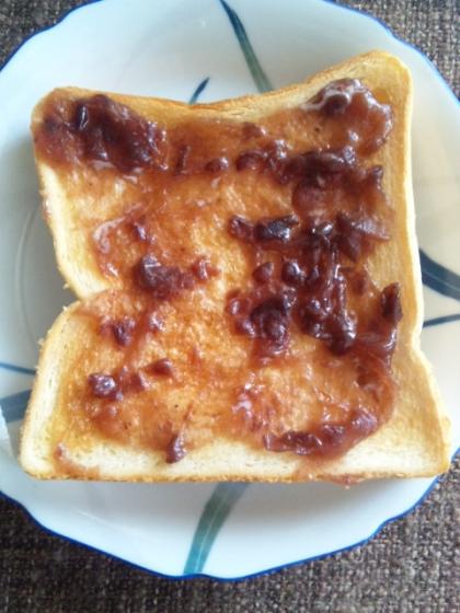 餡子は適量にと思いつつ塗ったらなぜか右側に本音がでました(笑)餡子たっぷりで満腹、満足(≧∀≦*)スイーツトーストですね♪美味しかったです～。ご馳走様☆