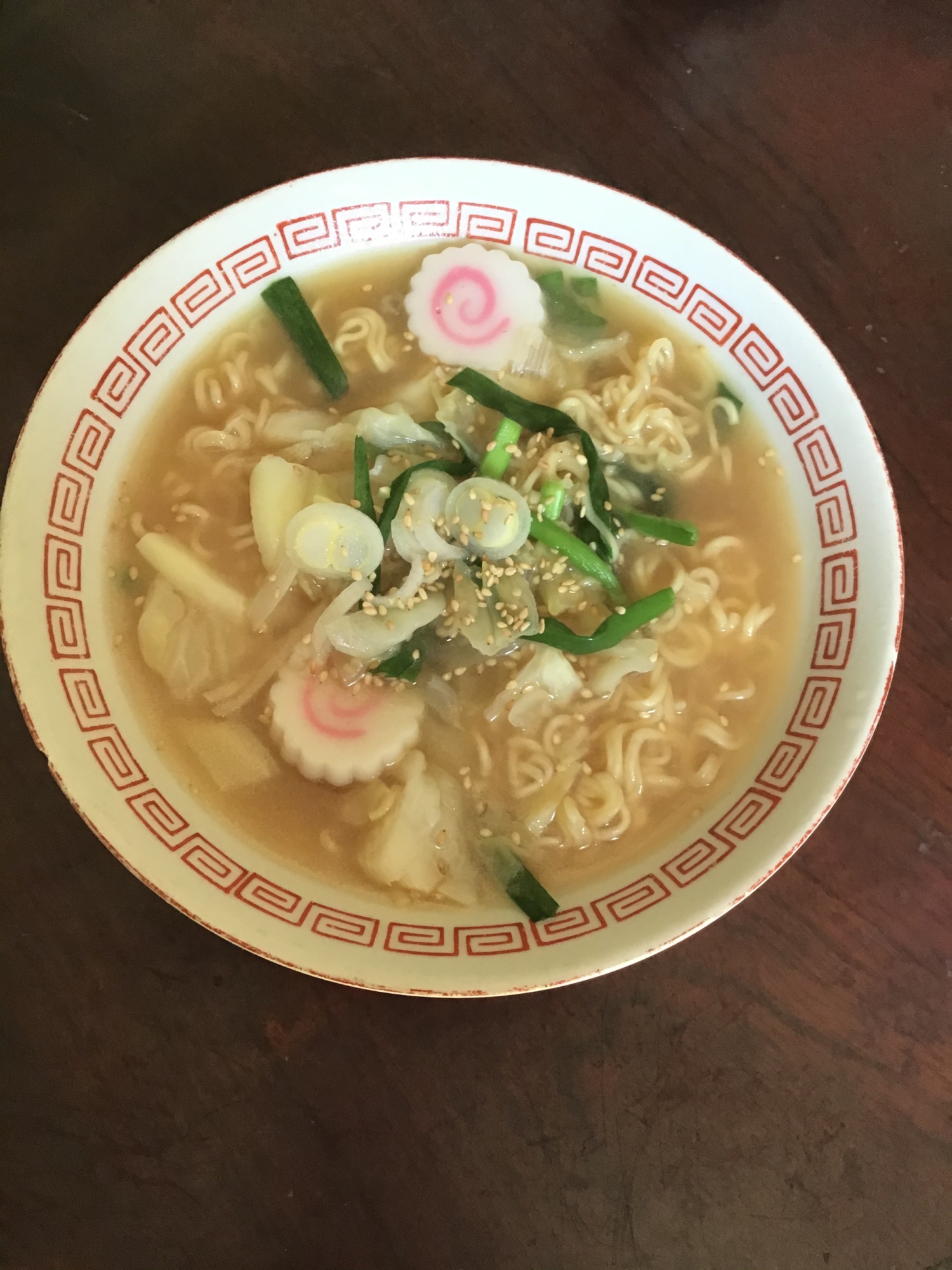 ニラとキャベツと鳴門の魚介とんこつ醤油ラーメン