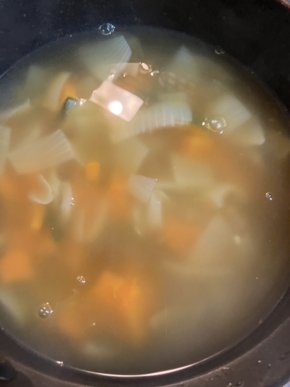 カボチャと玉ねぎで作る☆アツアツのコンソメスープ♪