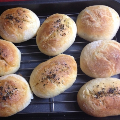 初めてフランスパン焼いてみました！小さいサイズだと食べ過ぎ防止できるので、助かります笑
見た目は…練習あるのみですねヽ(；▽；)ノごちそう様でした！