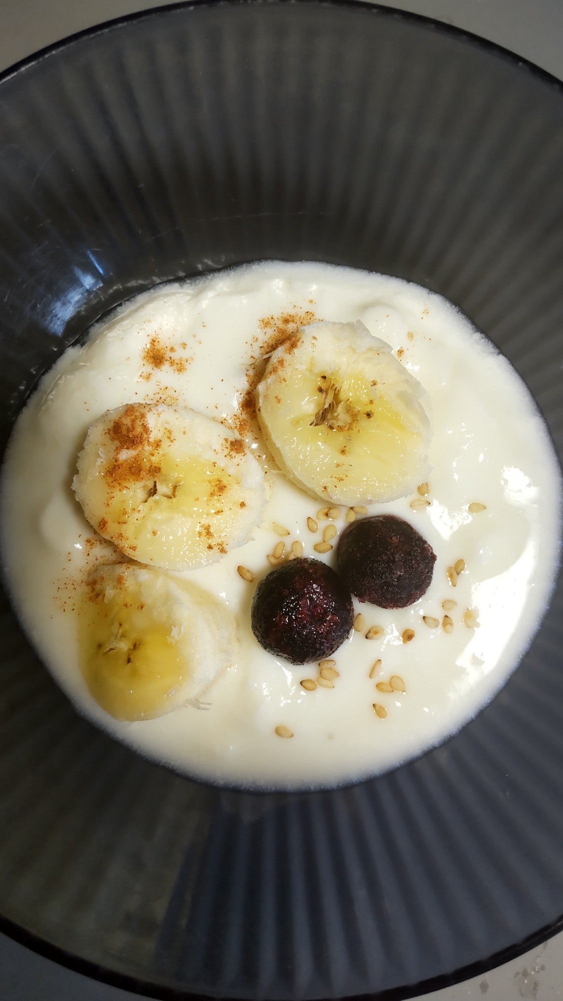 バナナとブルーベリーごまのヨーグルト