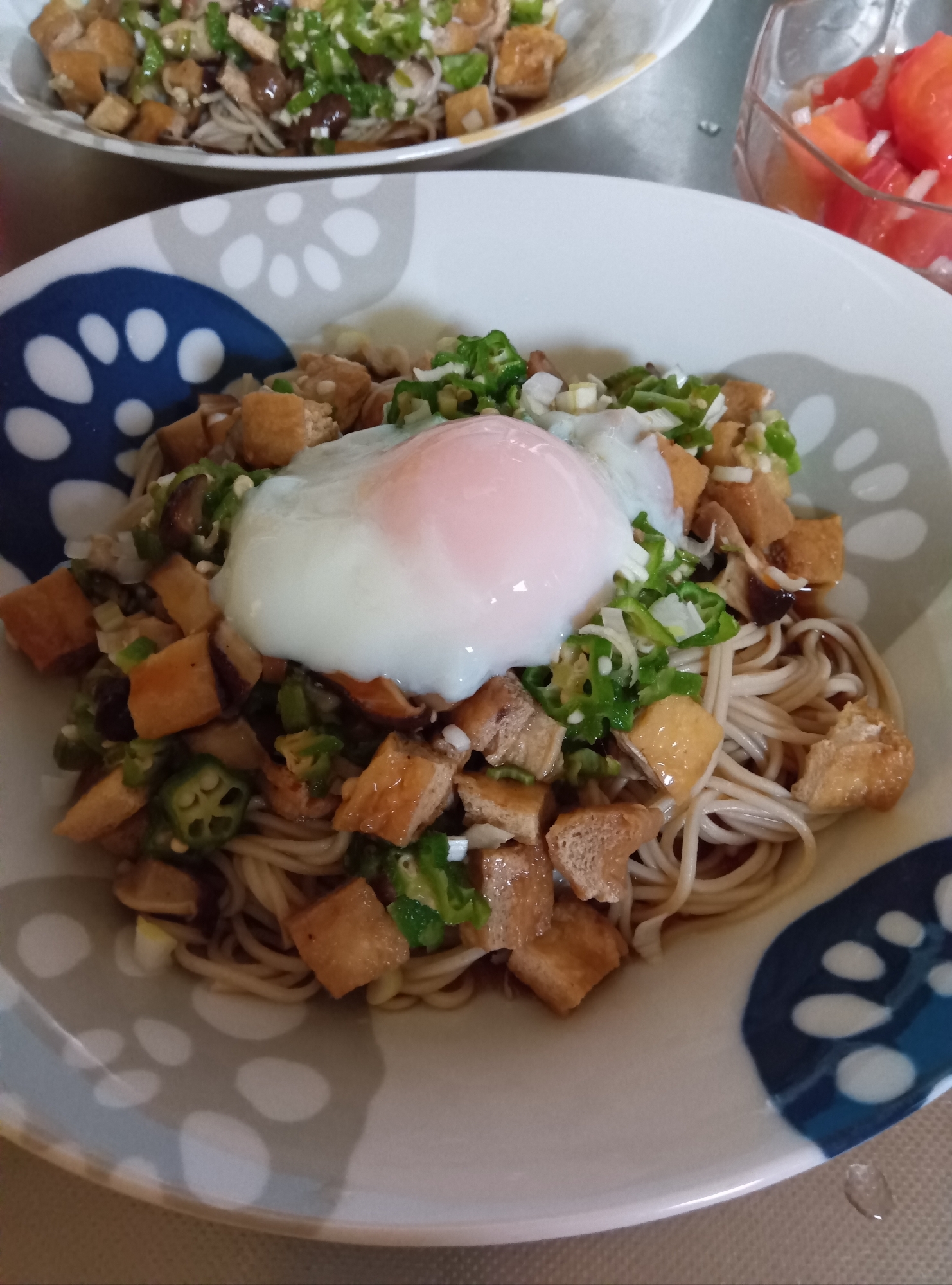 オクラと油揚げの温玉蕎麦