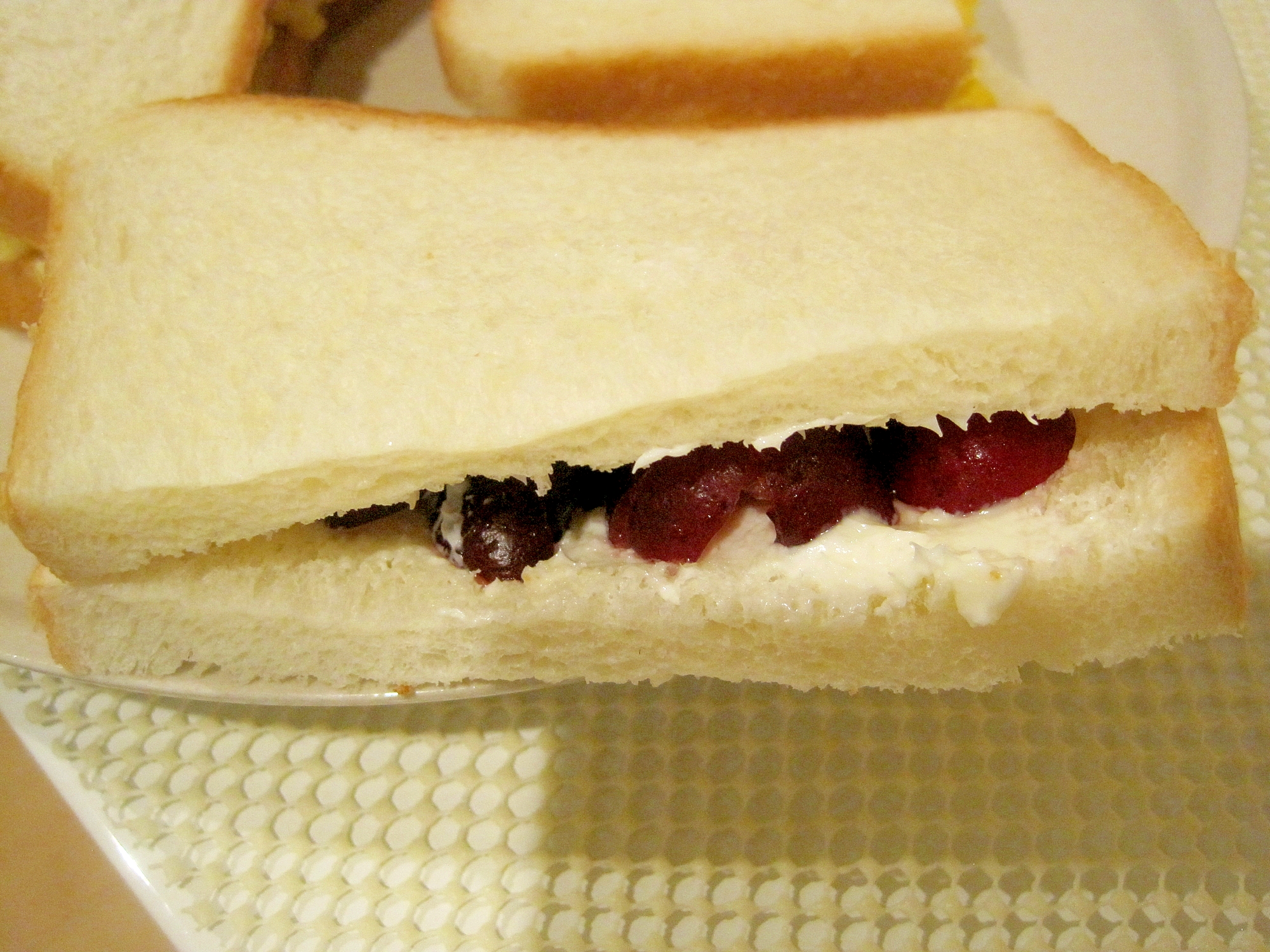 ダークチェリーのサンドイッチ