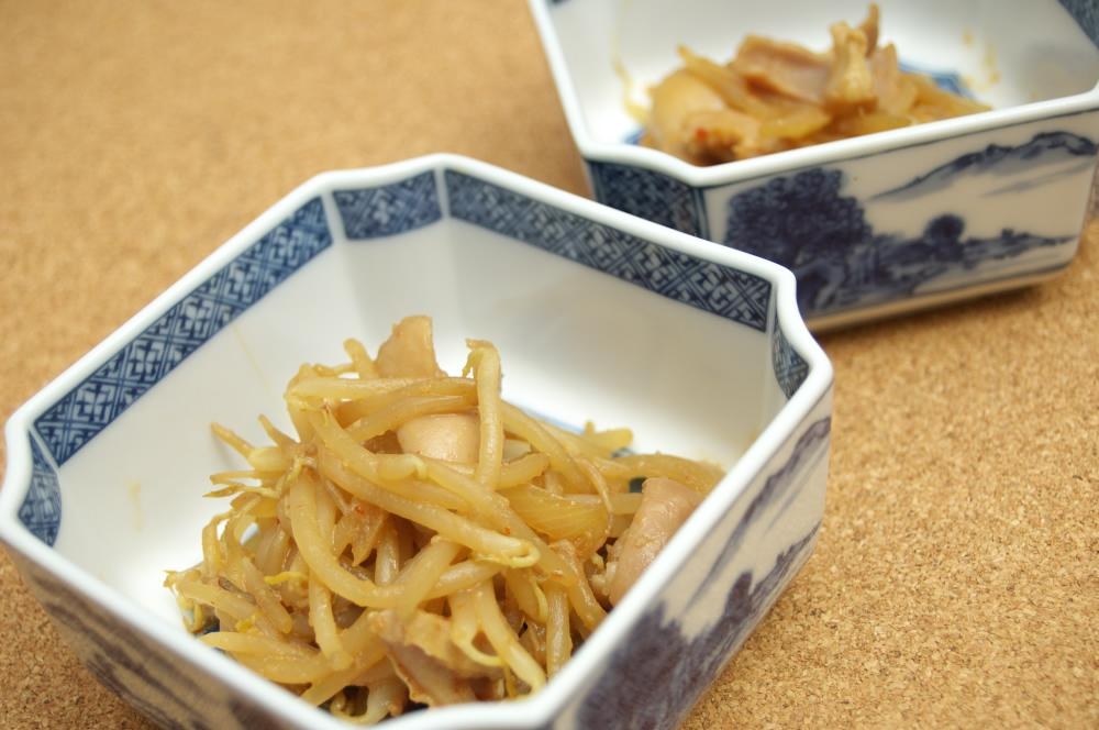 味付けホルモン焼きにもやしのトッピング