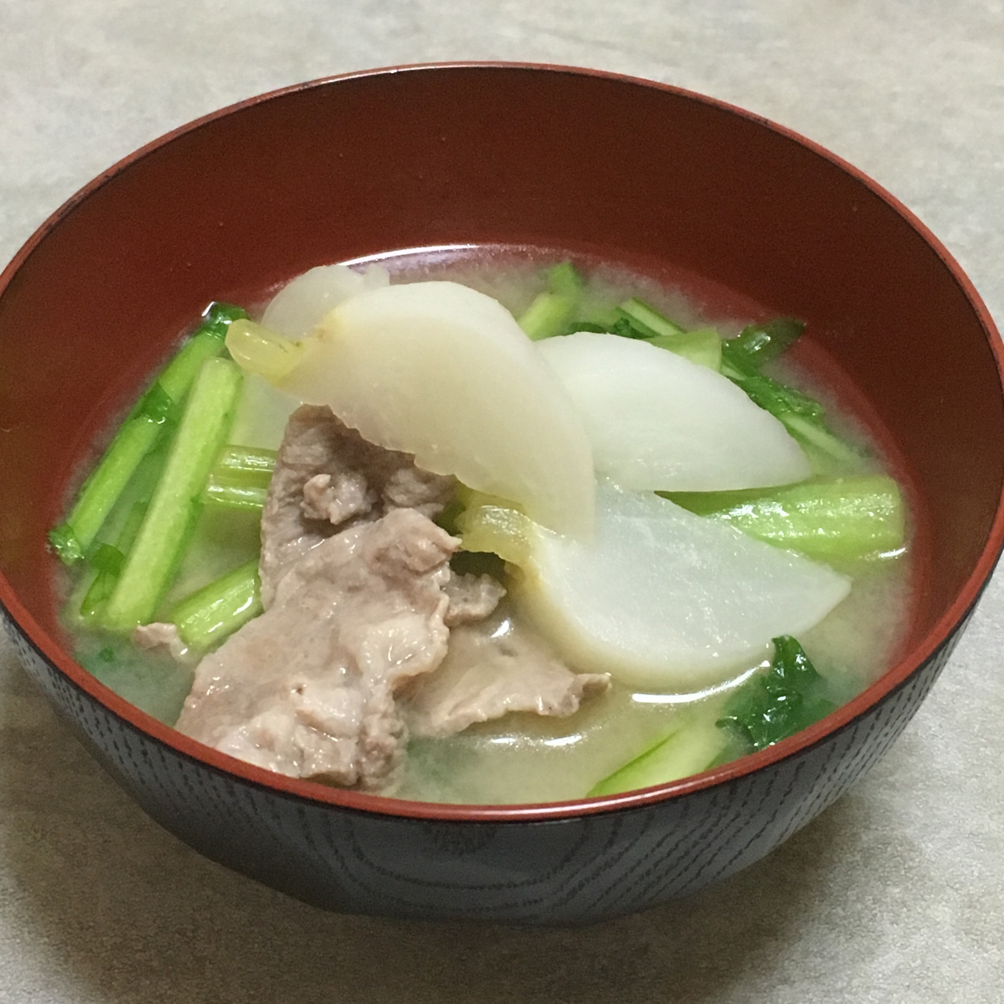 豚肉とかぶとかぶの葉のお味噌汁♪