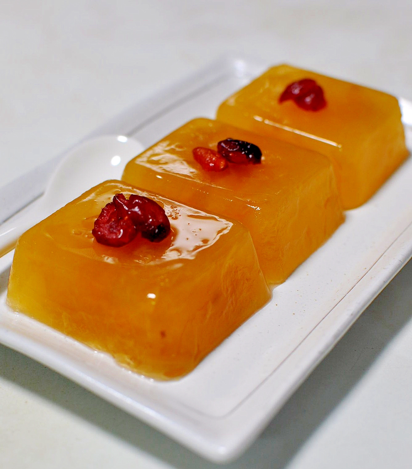 白い角皿に盛り付けた梅ジャムで作る梅ゼリー