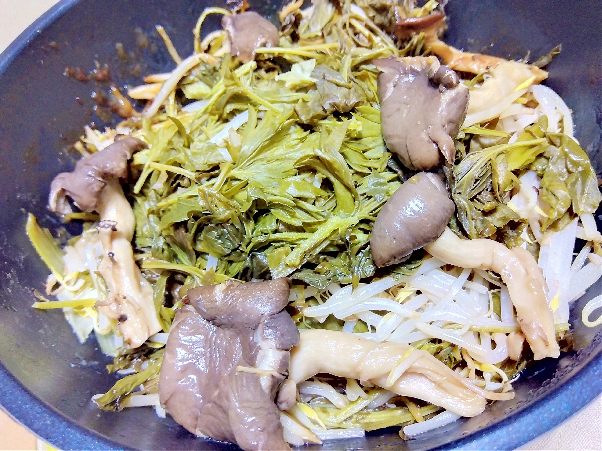 ヨモギ平茸もやし小松菜のホットサラダ