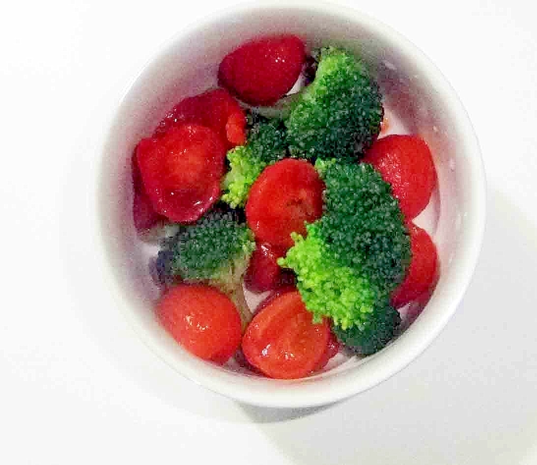 サーモンとひよこ豆、ピーマン、ほうれん草の温かいサラダのレシピ