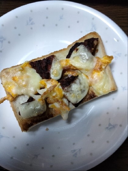 ハンバーグと卵のトースト