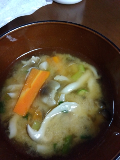 大根と人参、しめじのお味噌汁♪
