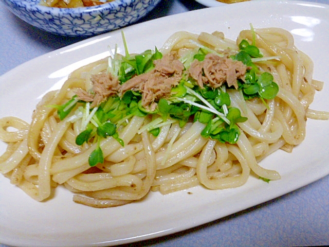 冷凍うどんで簡単♪ツナとかいわれ大根の焼きうどん