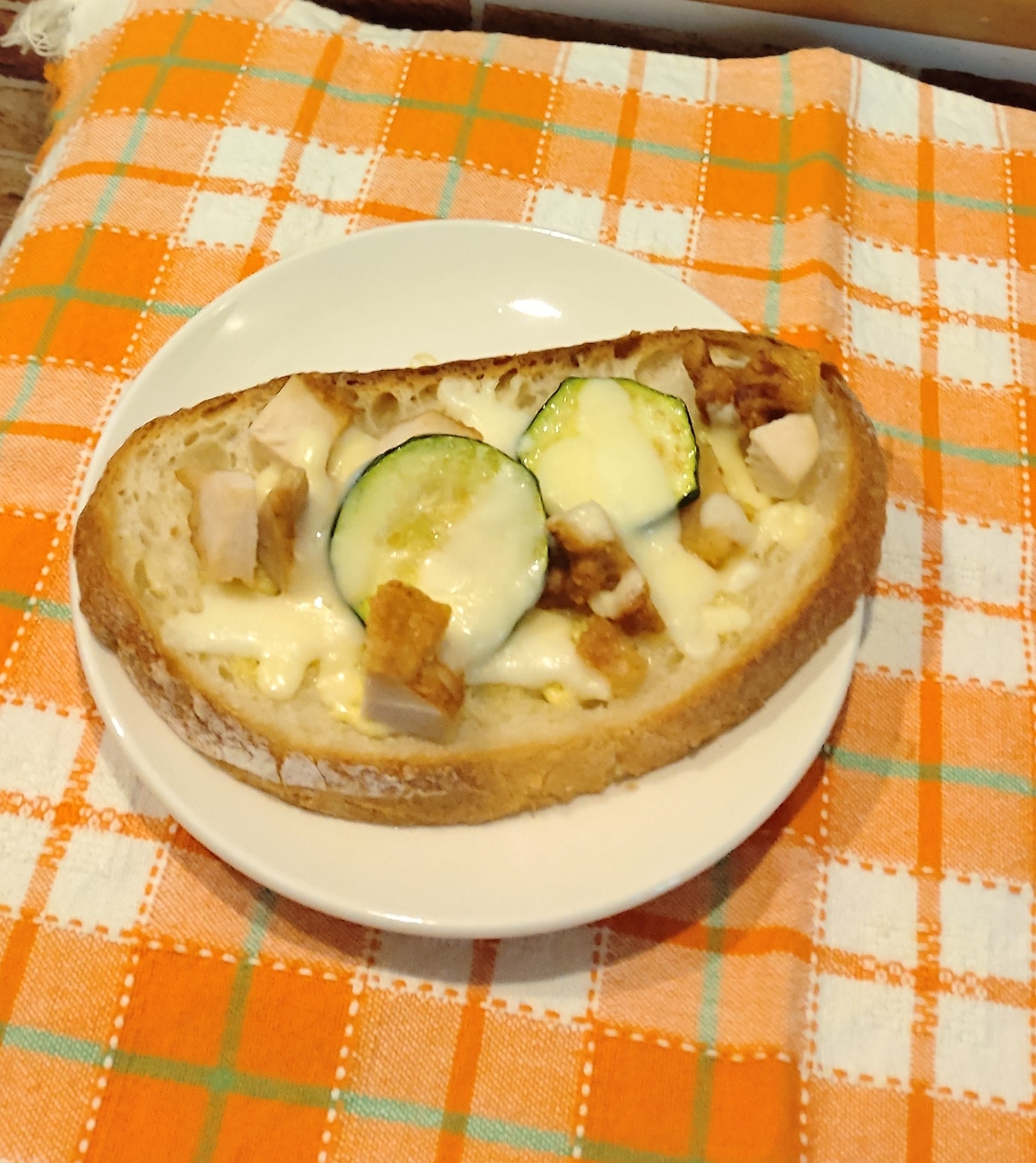 から揚げとズッキーニのピザトースト