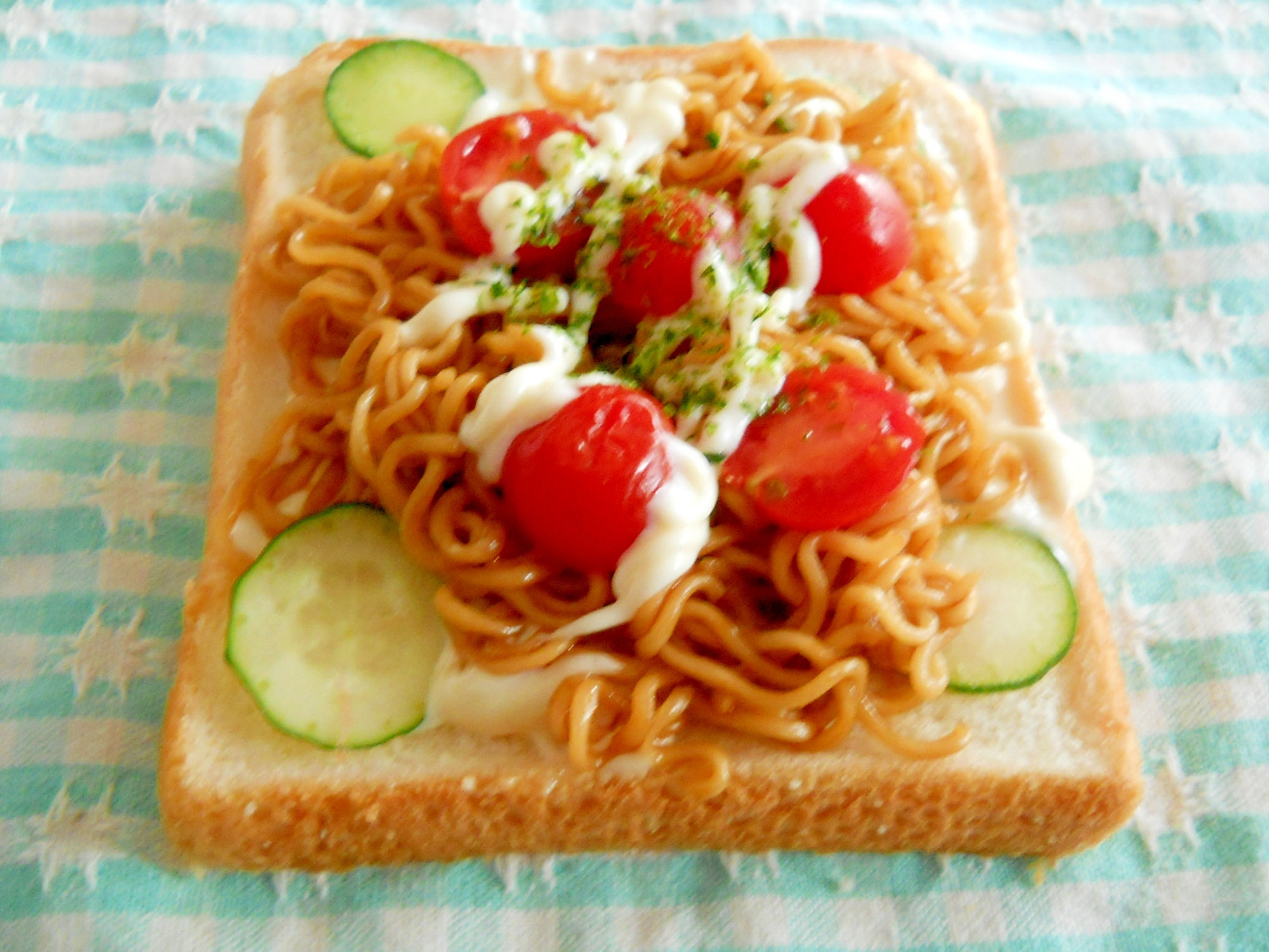 トマキュー焼そばトースト