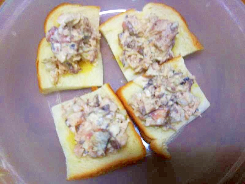 鯖水煮缶のカナッペ風トースト