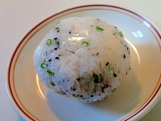 昆布茶で　葱と黒胡麻と卵焼きのおにぎり