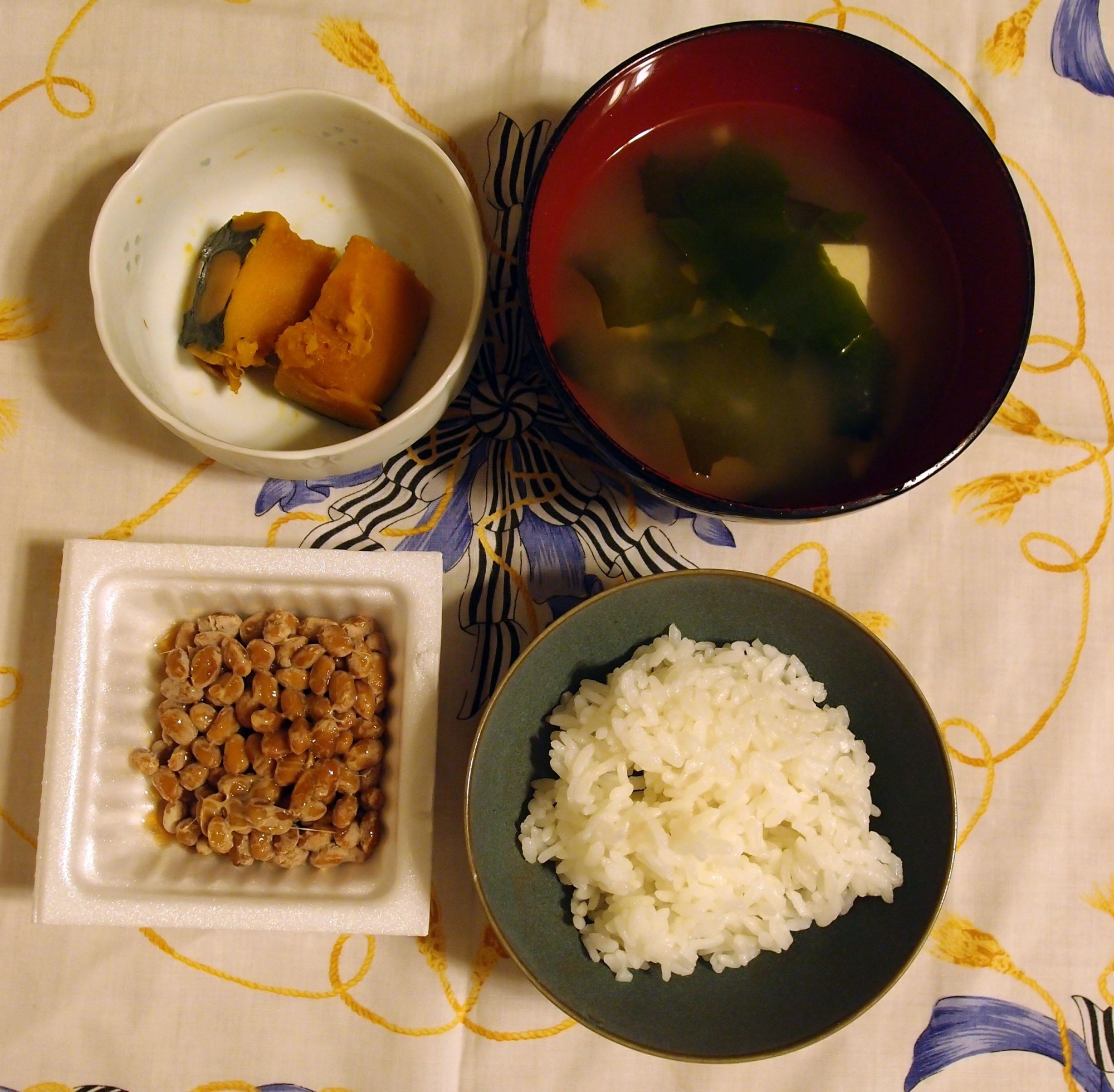 かぼちゃの煮物とお味噌汁と納豆のお昼ご飯(備蓄米)