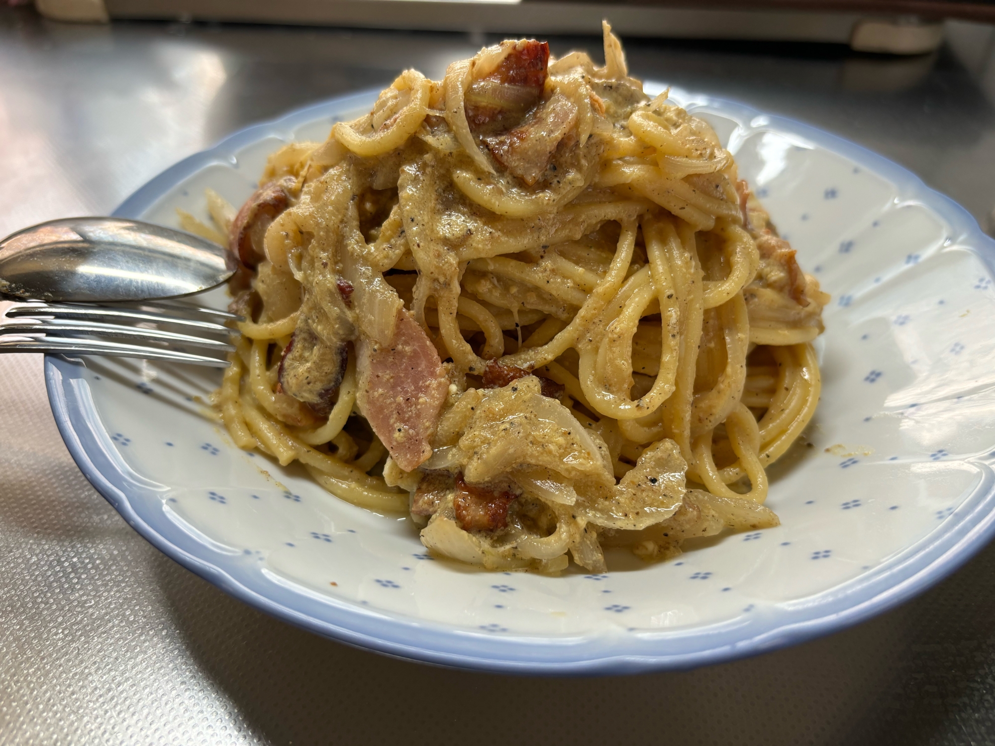 チーズ不要！ベーコンと玉ねぎのカルボナーラ風パスタ