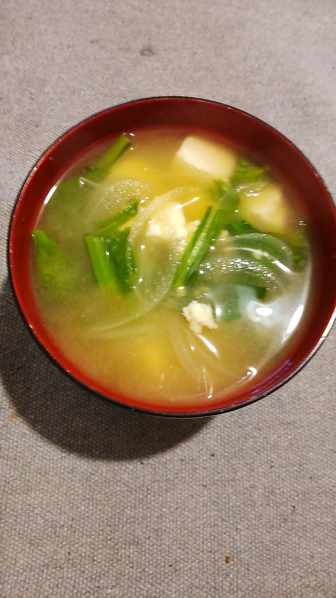豆腐、玉ねぎ、菜の花の味噌汁