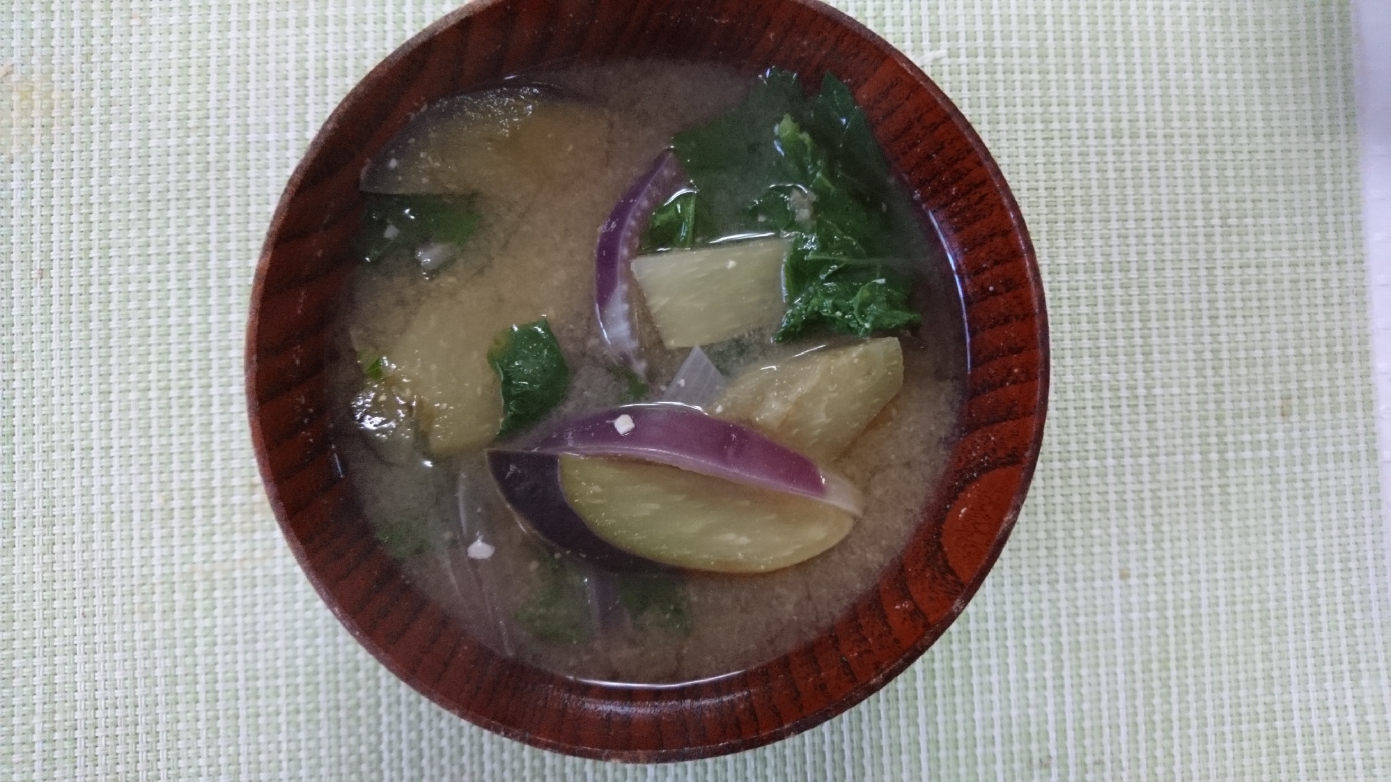 レッドオニオンと茄子とかぶの葉の味噌汁