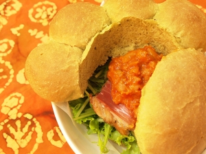 ジューシー！鶏肉と豆ソース生ハムのせサンドイッチ