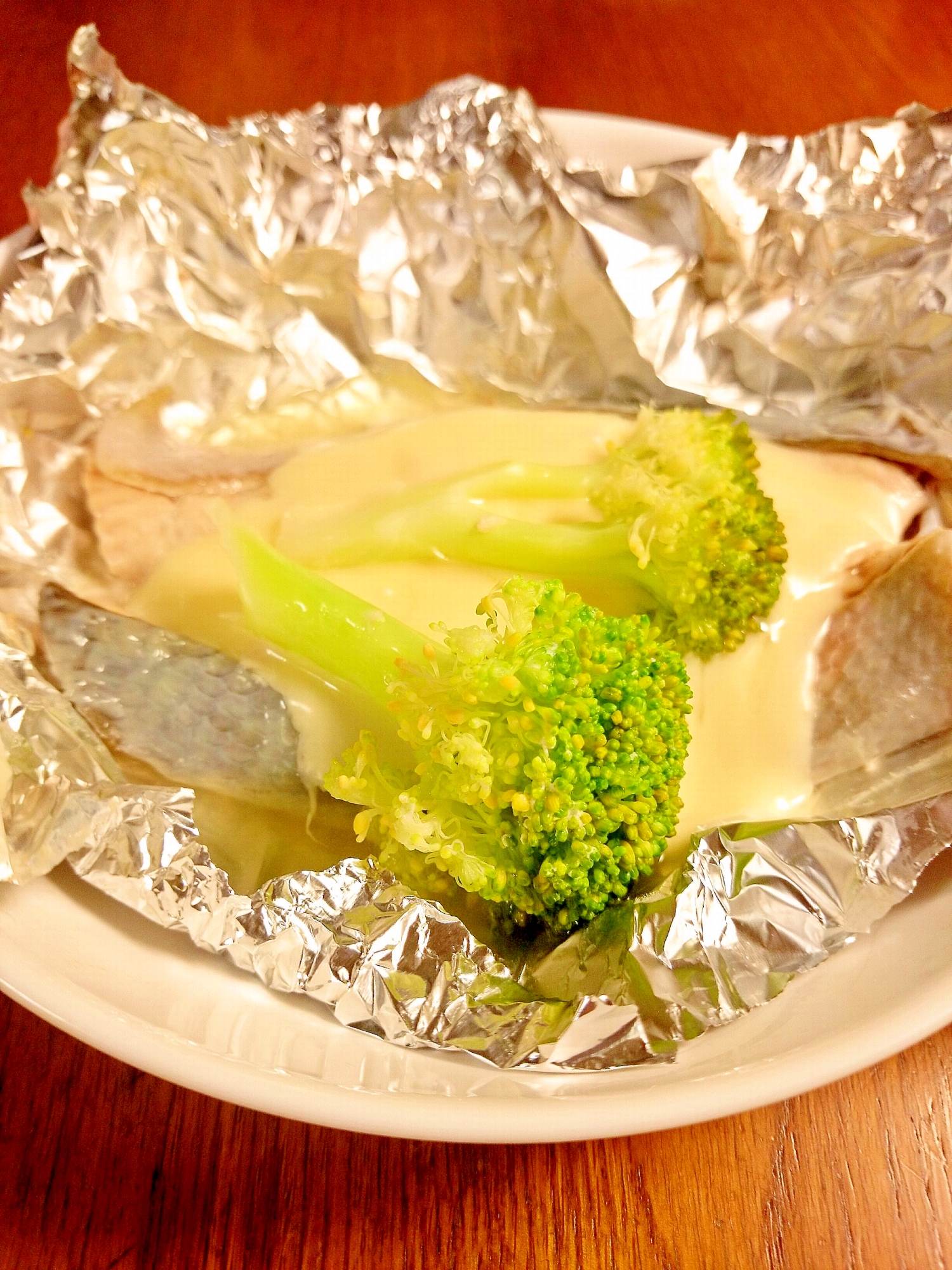 秋鮭のブロッコリーとチーズの蒸し焼き