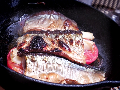 うちバル、秋刀魚とカマンベールの重ね焼き