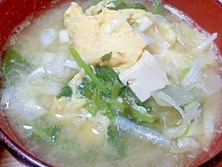 豆腐と大根の葉とたまごの味噌汁