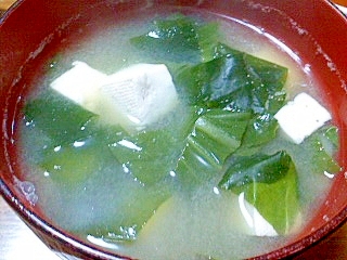 チンゲン菜とワカメと豆腐の味噌汁