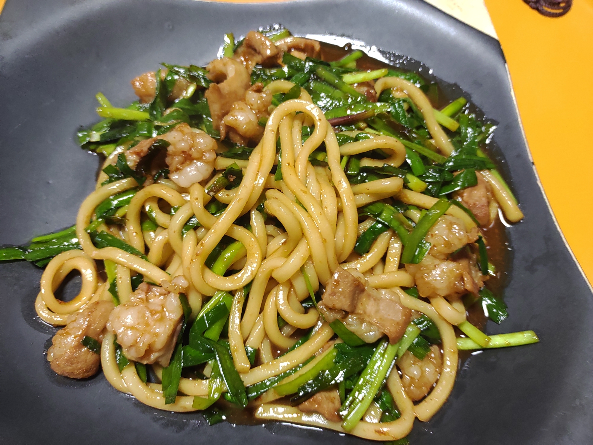 ニラとホルモンの焼きうどん