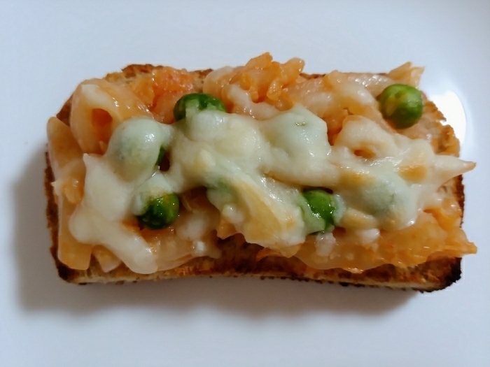 白菜とグリーンピースのケチャチーズトースト