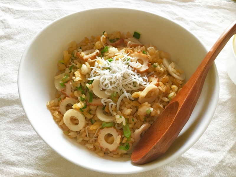 ちくわたっぷりちりめんじゃことネギ炒飯♡