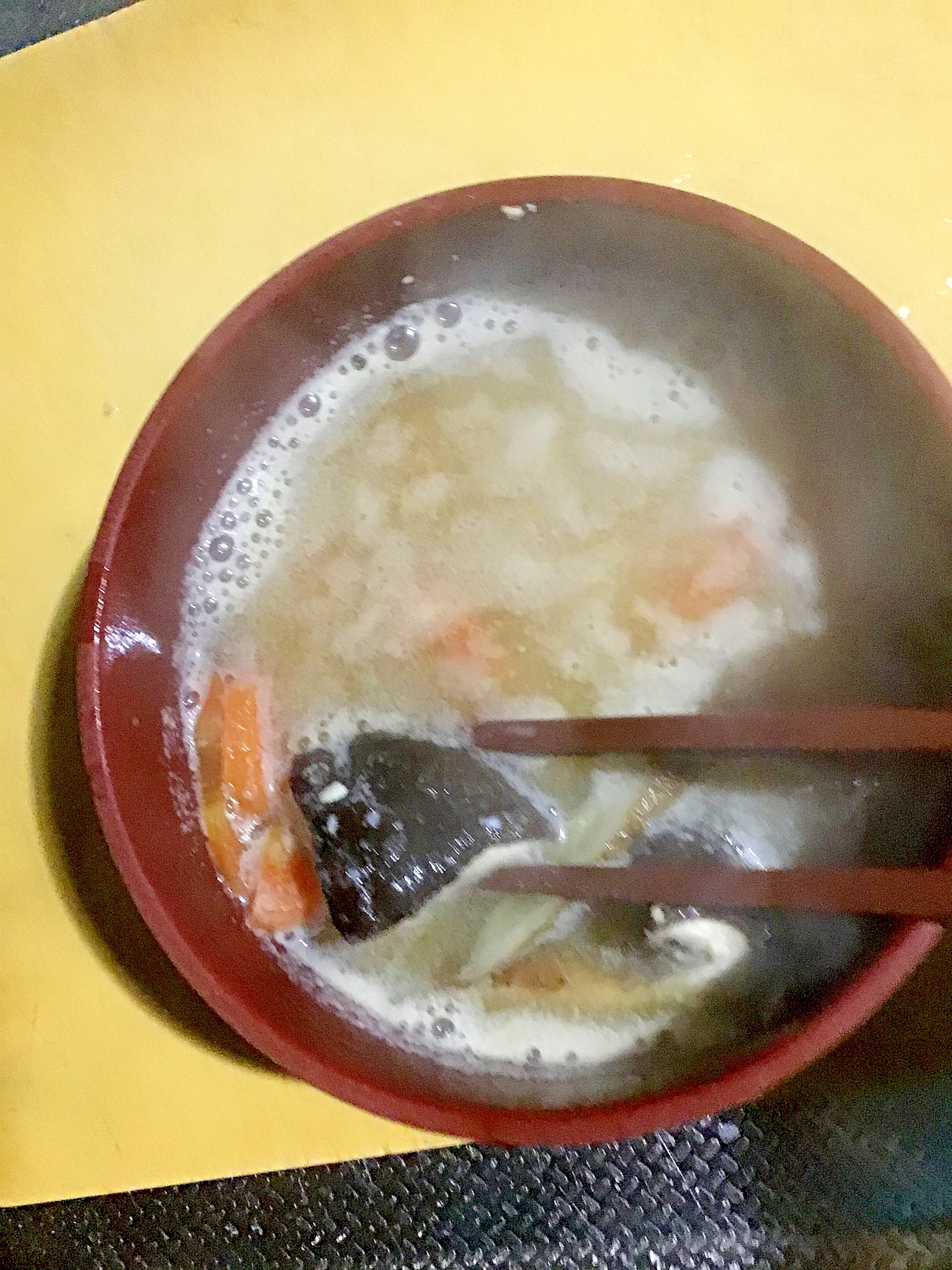 ニンジンとシイタケとごぼうの味噌汁。
