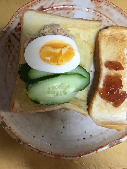 ツナと卵とルッコラのサンドイッチ
