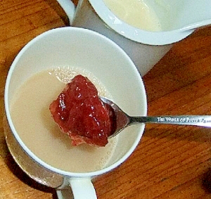 豆乳ミルクティーに苺ジャムを