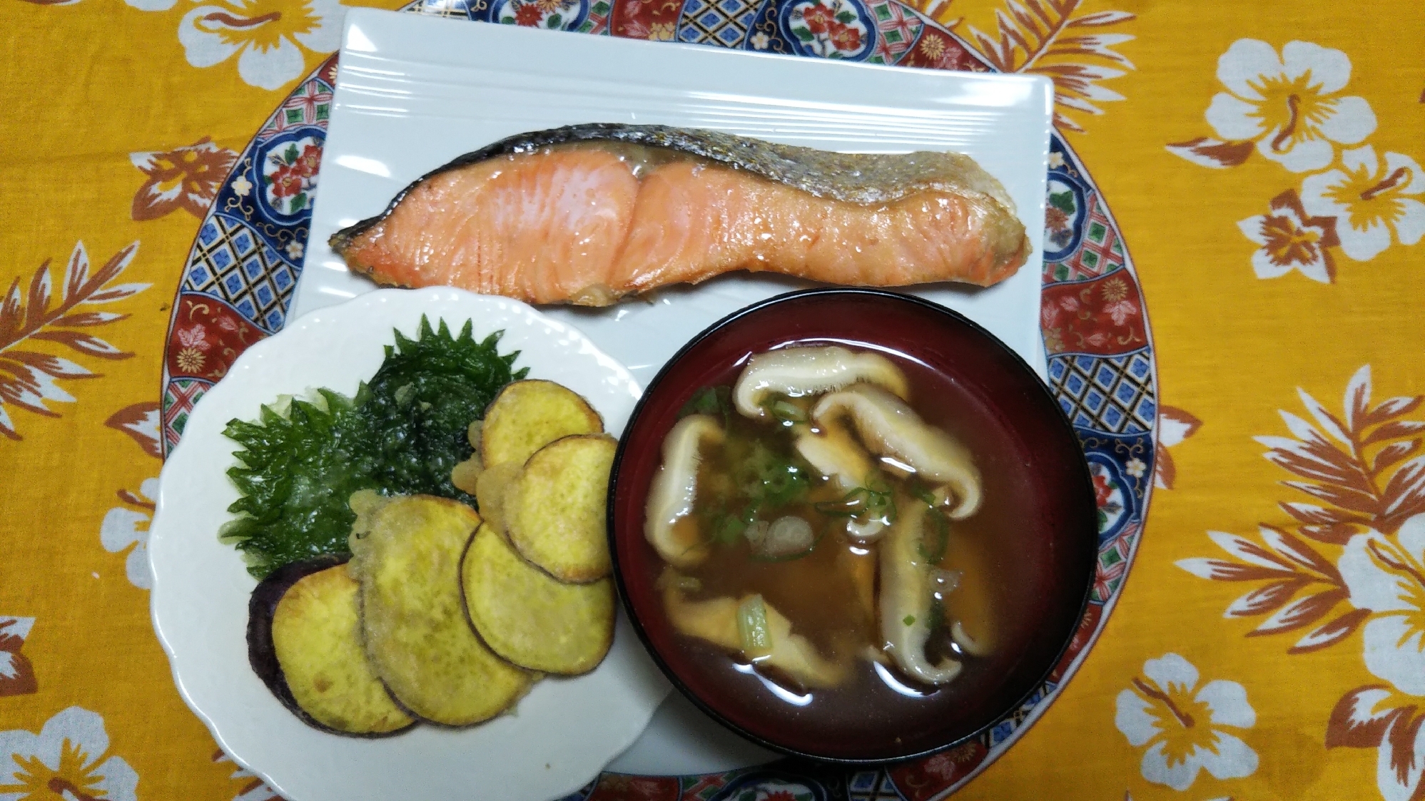 焼き鮭とさつまいもと大葉の天ぷらと椎茸の味噌汁☆