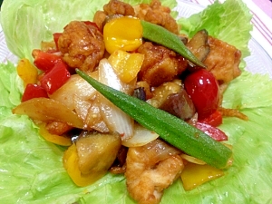 夏野菜と鶏の唐揚げのピリ辛炒め