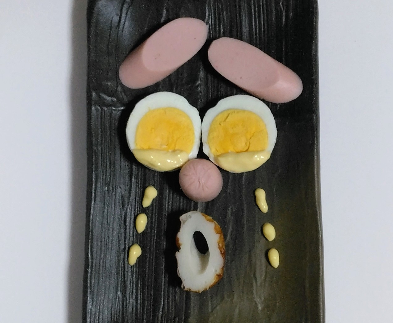 涙のマヨ男君。卵と竹輪とソーセージの簡単アート料理