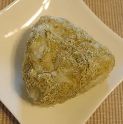 とろろ昆布おにぎり（鰹節たくあん）