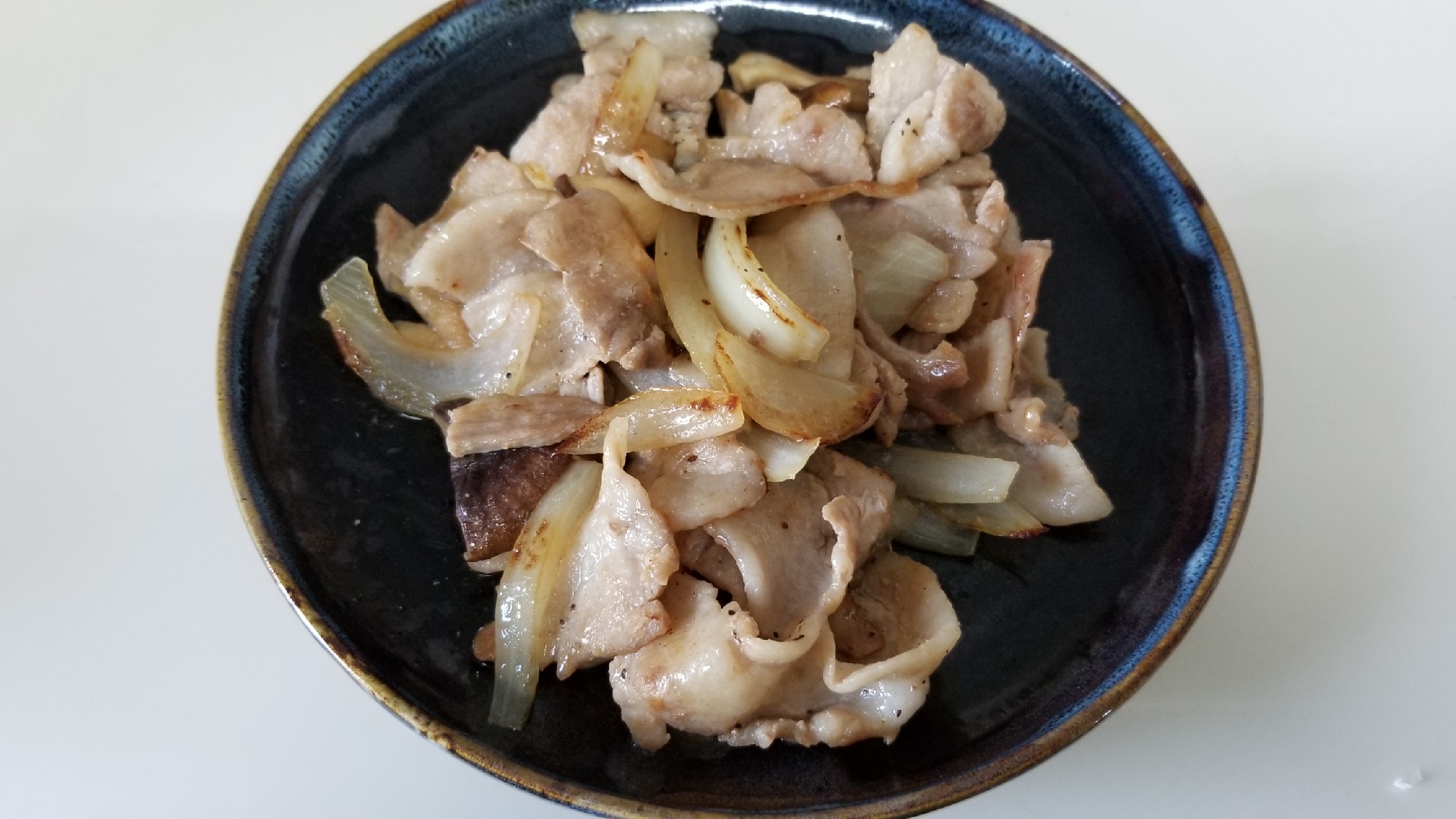 新玉葱、椎茸、豚バラ肉のブラックペッパー炒め