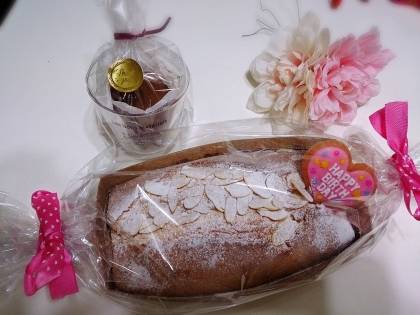 ﾗｯﾋﾟﾝｸﾞ後ですが..
小学生の娘が友達の誕生日用に作りました★
ｱｰﾓﾝﾄﾞと粉砂糖ﾌﾟﾗｽ。
ｼｯﾄﾘしていて美味しかったです(*^_^*)