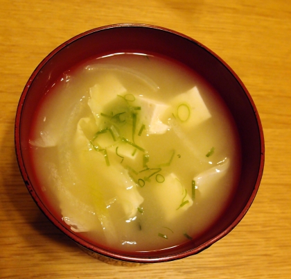 キャベツの芯とネギの青い部分と豆腐の味噌汁