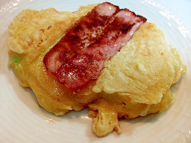 ミックス千切り野菜とベーコンのお好み焼き