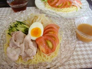 冷やし中華の季節到来ですね♪豚肉も入ってスタミナ満天でお腹も満足～とっても美味しかったですよ(*´꒳`*)