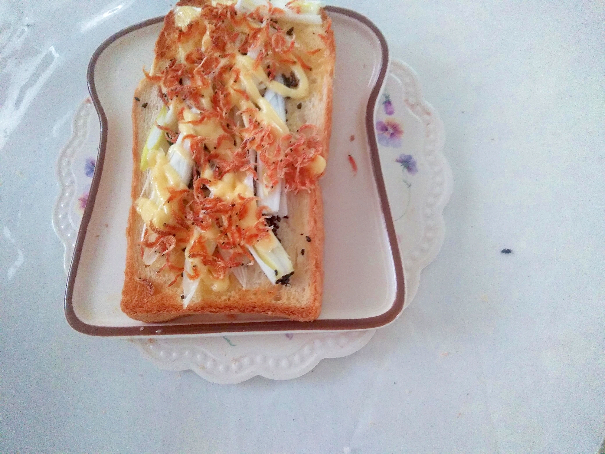 あみえび黒胡麻ネギマヨトースト