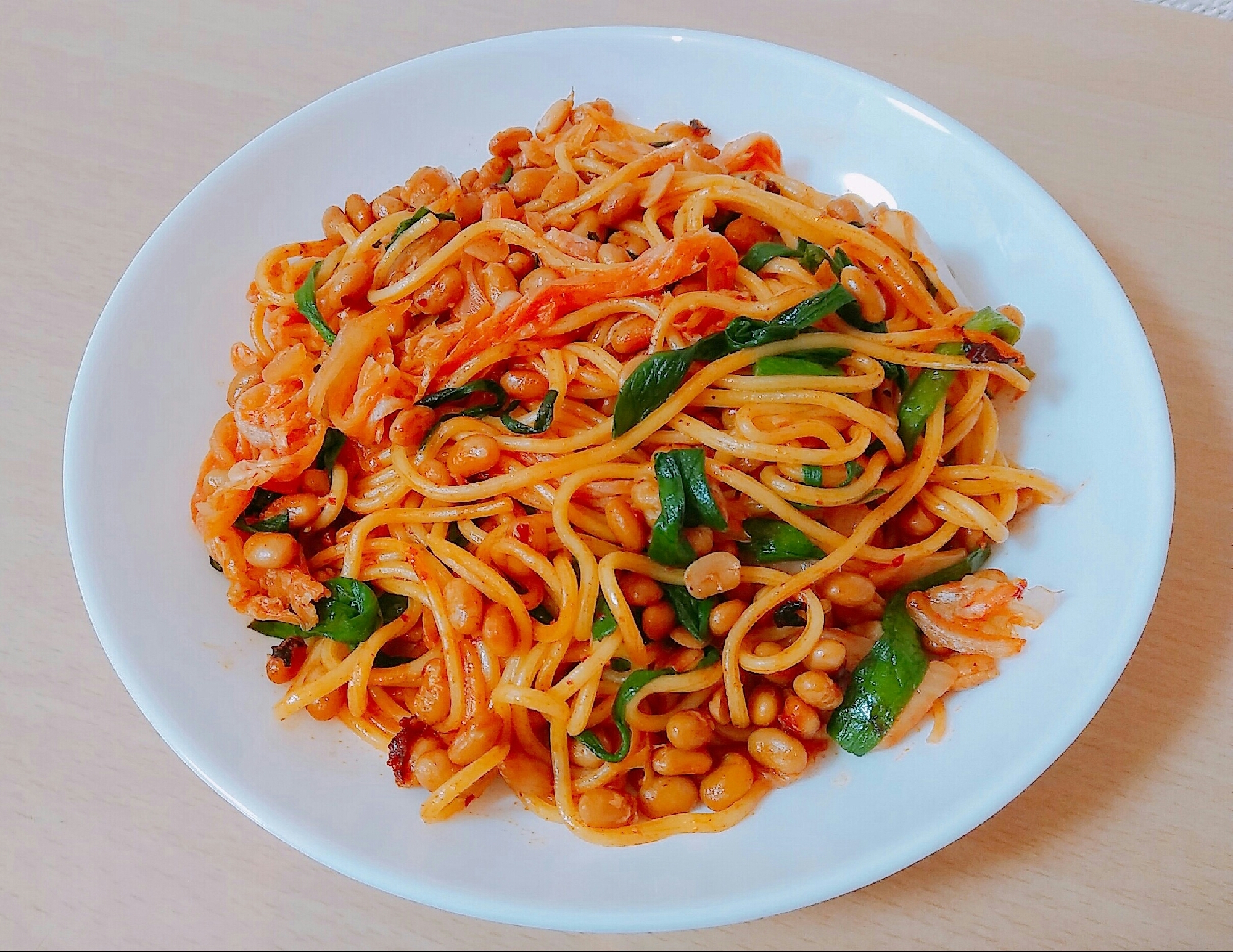 白い皿に入ったキムチ納豆焼きそば