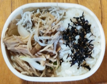 おじゃこと揚げ玉、サラダ野菜で五目ぶっかけそうめん