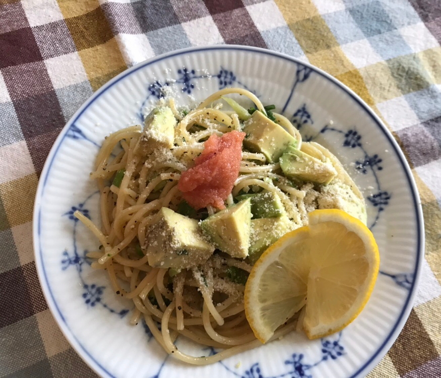 アボカドとネギのタラコのせ粉チーズパスタ